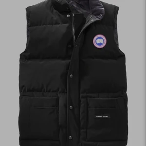 Canada Goose Freestyle crew dunväst blå - Storlek:XXL • Tillverkad i en lättviktsväv av polyester och bomull. • Stängs med dragkedja och tryckknappar. • Funktionella framfickor med mindre fack, fodrade med mjuk fleece. • Två innerfickor, varav en med dragkedja. • Patch med logotyp vid vänster brö