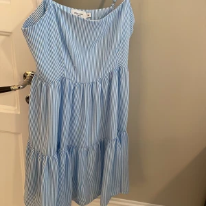 Sommarklänning  - Superfin blå och vit randig sommarklänning