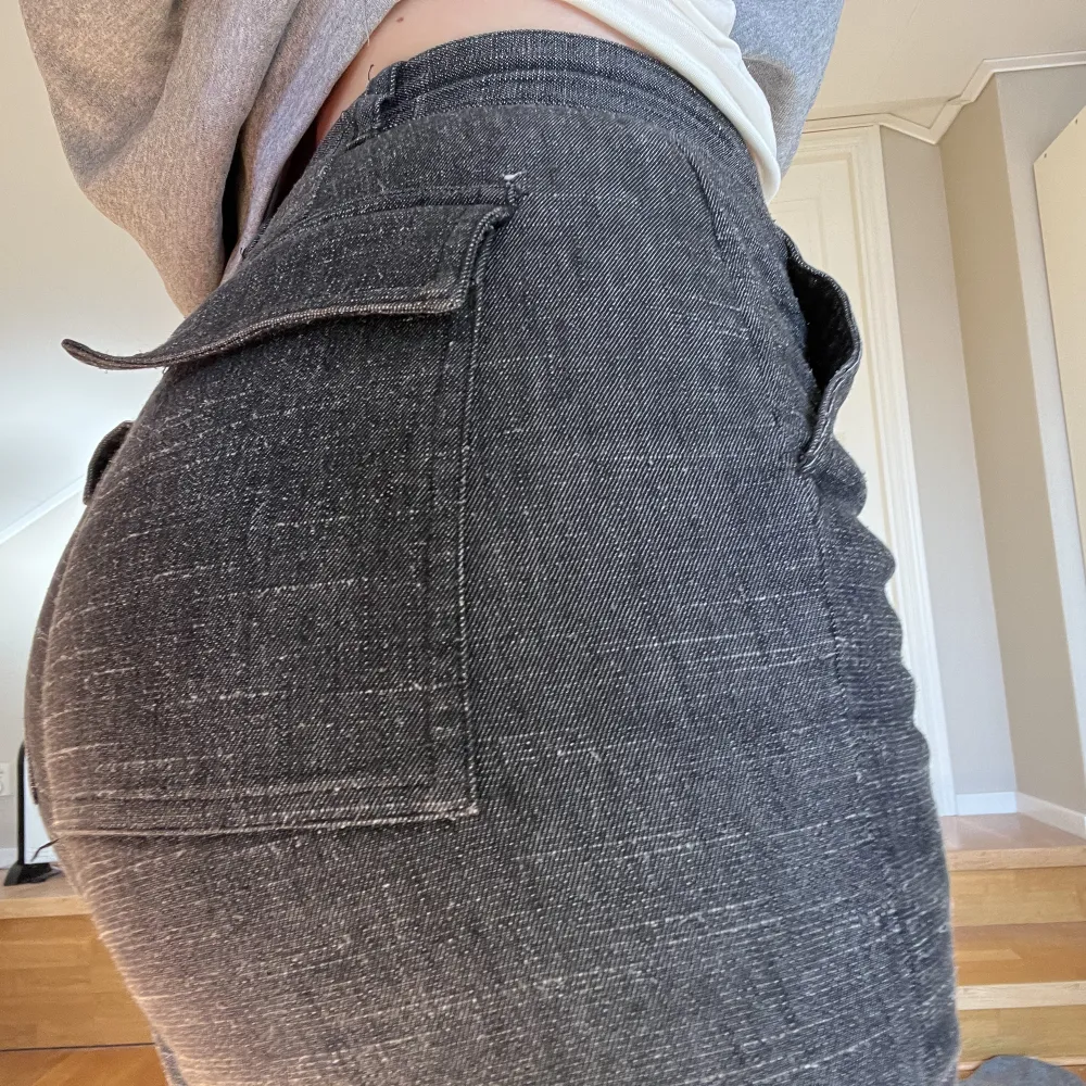 mina älskade grå vintagebyxor! midwaist, smått utsvängda och med jättedjupa fickor i sidan och bak. sitter otroligt snyggt! tyvärr lite korta på mig (168) men säljer vid ett bra pris.. Jeans & Byxor.