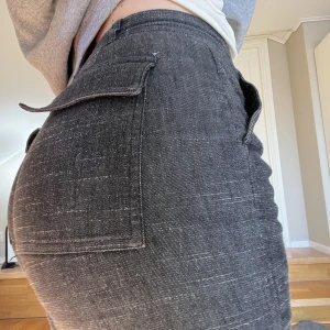 grå byxor - mina älskade grå vintagebyxor! midwaist, smått utsvängda och med jättedjupa fickor i sidan och bak. sitter otroligt snyggt! tyvärr lite korta på mig (168) men säljer vid ett bra pris.