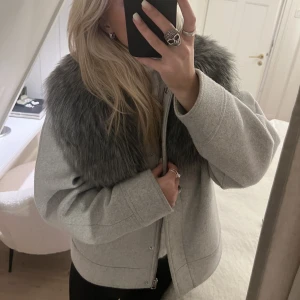 jacka med päls - drömmkgaste jackan från NaKd med päls som jag sytt på (går att ta av om man vill). Typ oanvänd💕 perfekt nu till våren