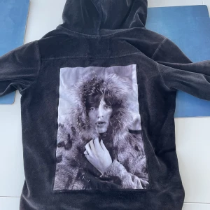 Limitato zip - Säljer min limitato zip då den inte längre passar mig. Jag köpte den för 4000 och skicket är väldigt bra utöver att det är lite solblekt på bröstet.