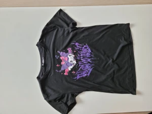 Kuromi t-shirt -  Tyget är lite syntetiskt men skön att ha på sig ändå. Trycket är lite sprucket och slitet.