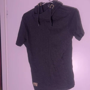 Tshirt med luva - Tshirt med luva slim Fit  knappt andvänd 
