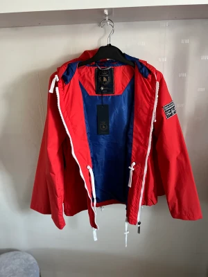 Jacka  - Superfin vårjacka från Marine Classic. Ord pris 699kr Färg Poppy Red