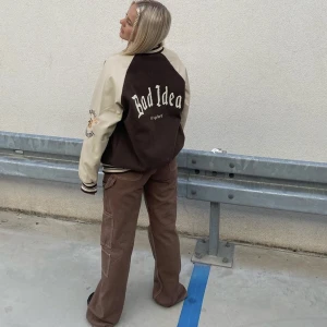 Collage jacka - Den är som helt ny! Använder bara inte längre, har typ bara använt 3 gånger för att fota i🫶🏼