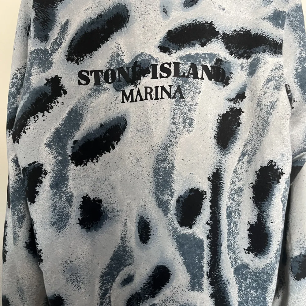 Säljer min stone island sweater i ganska unikt mönster. Jättebra skick, knappt använd. Tröjor & Koftor.