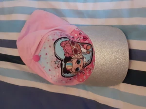 Barnaccessoarer - Säljer en keps och öronvärmare för barn. De är nästan helt nya