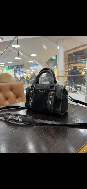 Zadig&Voltaire Väska - Säljer min Zadig&Voltaire sunnybag.  Den är i fint skick men med visst spår av användning. Perfekt storlek och man får lätt plats med en stor mobil t.e.x iPhone 14 PRO Max.  Nypris: ca 4500:-  Finns i Stockholm,Kungsholmen 