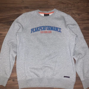 Peak Performance crewneck - Säljer denna tröja eftersom jag inte har tillräckligt med plats i garderoben.