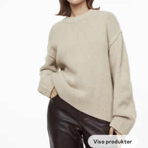 Kashmir tröja - Säljer denna Kashmirmix tröja eftersom den råkat hamna i tvätten o krympt annars använd få gånger🌸är i storlek M men passar xs/s bättre nu🌸 skriv för egna bilder, nypris är 999kr kan sänka vid snabb affär🌸