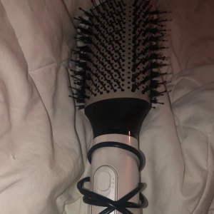 Remington hårfön  - Säljer du denna remington hårfön då den endast används en gång. Funkar riktigt bra och är enkel att stylea med. Nypris ca 500kr Mitt pris : 200kr
