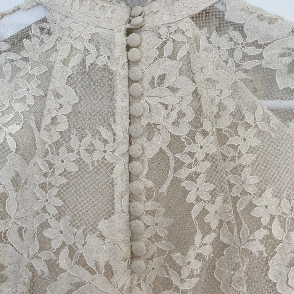 Lägger upp igen då jag trasslade till förra annonsen🙃 En äggskals vit spetsklänning från HMs Conscious Exclusive collection från 2014. Köpt second hand men i fint skick Säljs pågrund av att klänningen är för kort för mig som är 174. Klänningar.