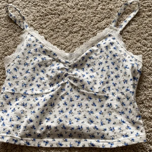 Sommar linne  - Mycket fint sommar linne, aldrig använt så i väldigt bra skick. Passar perfekt nu till sommaren och våren. 