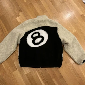 Stussy fleece  - Pefekt jacka till våren.  Går att vända ut och in för en windbreaker. Sjukt snygg och svår att få tag på i Europa.  Kom gärna med prisförslag och för mer frågor skicka ett meddelande.  Bild med den på kan lösas privat. 