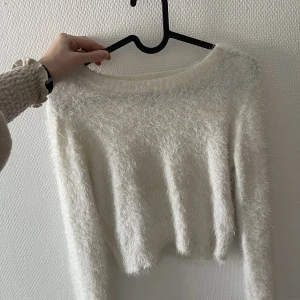 Fluffig vit crop top - Super mjuk! Fint skick.