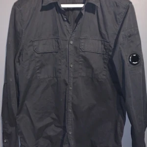 Cp company overshirt - Str M, andvänd endast ett fåtal gånger. Köpt på Nk Göteborg. Priset är inte hugget i sten vid en snabb affär