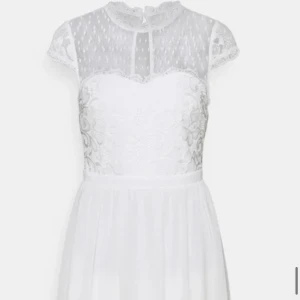 Vit klänning  - Vit fin Klänning som är använd under en kväll ,köpt från zalando. Jätte fint skick men lite nopprig vid sidan pga  väska.   Mesh tyg i bak så jätte fin i ryggen!  Privat för fler bilder och frågor.