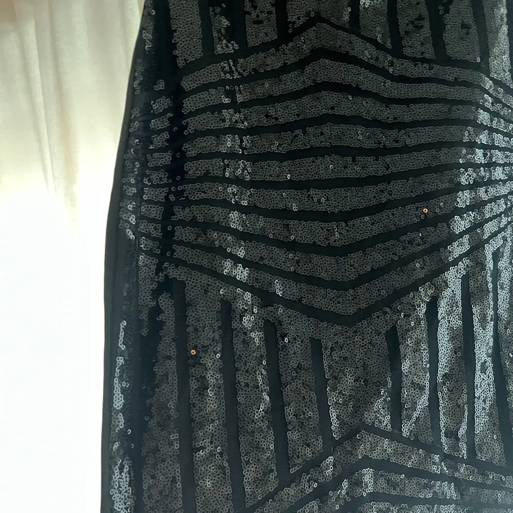 Superfin festklänning med svarta paljett framtill ✨ snygg urringning. Endast använd en gång. Se bild 3, fick laga sömen bak.  Storlek XS. . Klänningar.