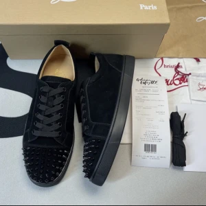 Christian Louboutins Low Top (svarta) - Svarta Louboutins identisk replika. Kvitto Box och Äkthetscertifikat medföljer. Finns i Storlek 37-45. Kom dm för mer info