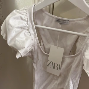VOLANGTOPP - Slutsåld volangtopp från zara! Aldrig använd (prislapp kvar). Storlek S🤍