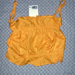 Topp - En helt oanvänd topp från hm i storlek 38, 