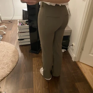 Zara byxor  - Insydda i midjan, nyskick. Midwaist