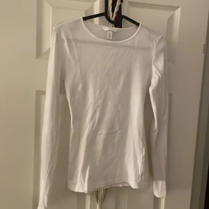 Vit ribbad tröja  - Säljer denna ribbade långärmade tröja. Storlek S men passar även M och möjligtvis L för att den är lite stor och töjbar. Hör av dig om fler bilder eller om du vill köpa den. 🫶🏻🫶🏻 priset kan diskuteras