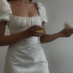 Zara klänning - Säljer min fina klänning ifrån zara. Använd en gång. Skriv för fler bilder🫶🏻