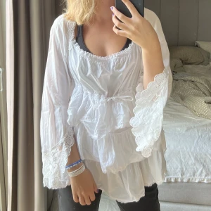Söt blus  - Jättefin blus i jättebra skick som tyvärr inte kommer till användning då den är lite stor och inte riktigt min stil💗