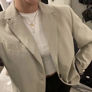 Kavaj - Oversized vintage kavaj🥂Jättesnygg men säljer då jag har en liknande. Oversized på mig som har S💛tjock och bra kvalite. Inga defekter även fast den är vintage. Snygg att ha som jacka nu till våren