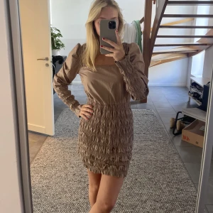 Klänning - Säljer denna fina klänningen ifrån NA-KD i storlek S💖