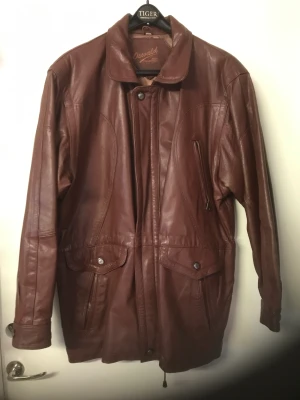 Brun äkta skinnjacka  - Mycket fin och välbehållen äkta skinnjacka med mycket fickor. Står ingen storlek i den men den uppskattas som en L 