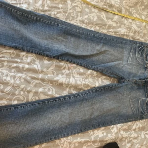 Bootcut jeans  - As snygga lågmidjade bootcut jeans som tyvär är för små för mig!💘Fish bone j strlk 28 Midjemåttet rakt över 39 Midjemåttet runt 75 Innerbenslängd 69