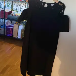  säljer den här svarta klänningen kan tänka mig att mötas upp i Åkersberga eller Täby Men kan även posta 🚚 köparen står för frakt✨
