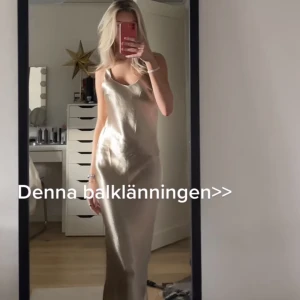 Balklänning  - Säljer min balklänning från asos. Stl 38. Använd en gång. Perfekt längd på mig då jag är 169 cm lång, även med klackar. 