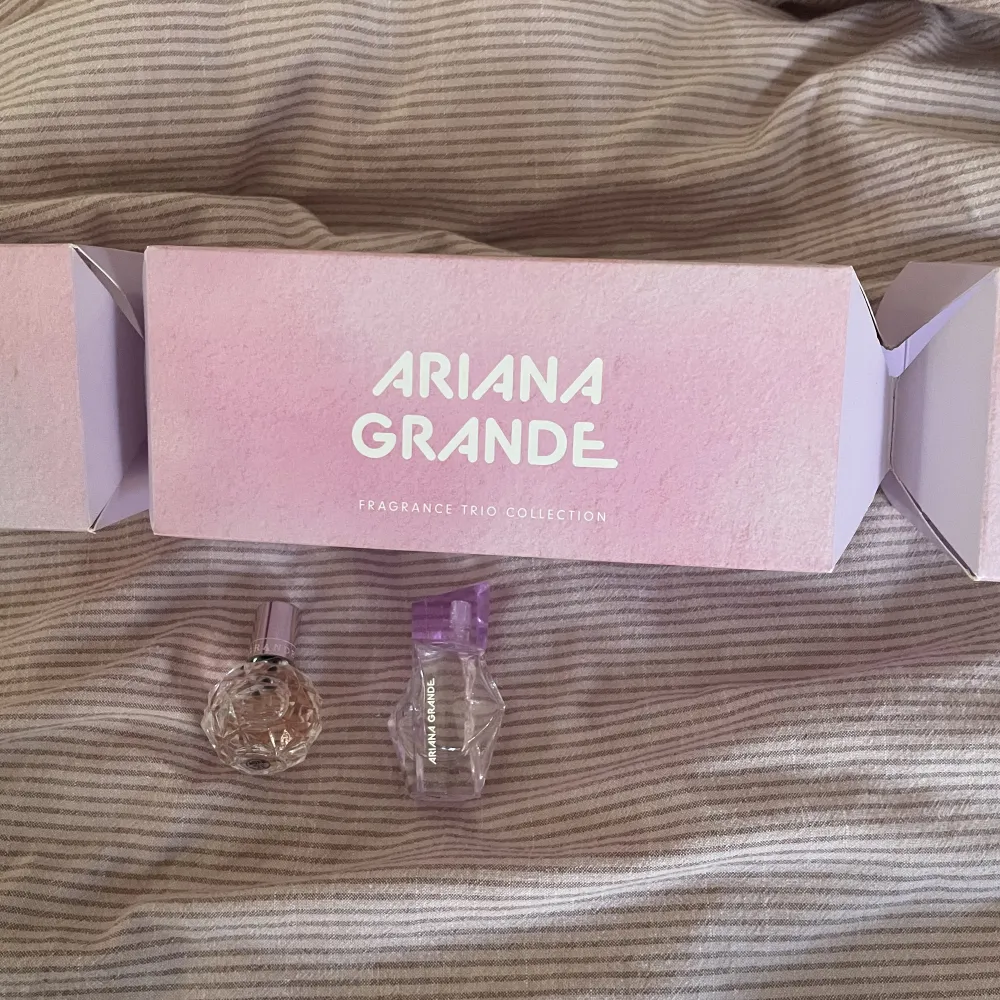 Säljer mitt Ariana grande gift set för att det inte används , Innehåller en mini Ari parfym , mini R.E.M parfym och en Sweet like candy men den är redan såld ! säljer för 100 kr +frakt . Parfym.