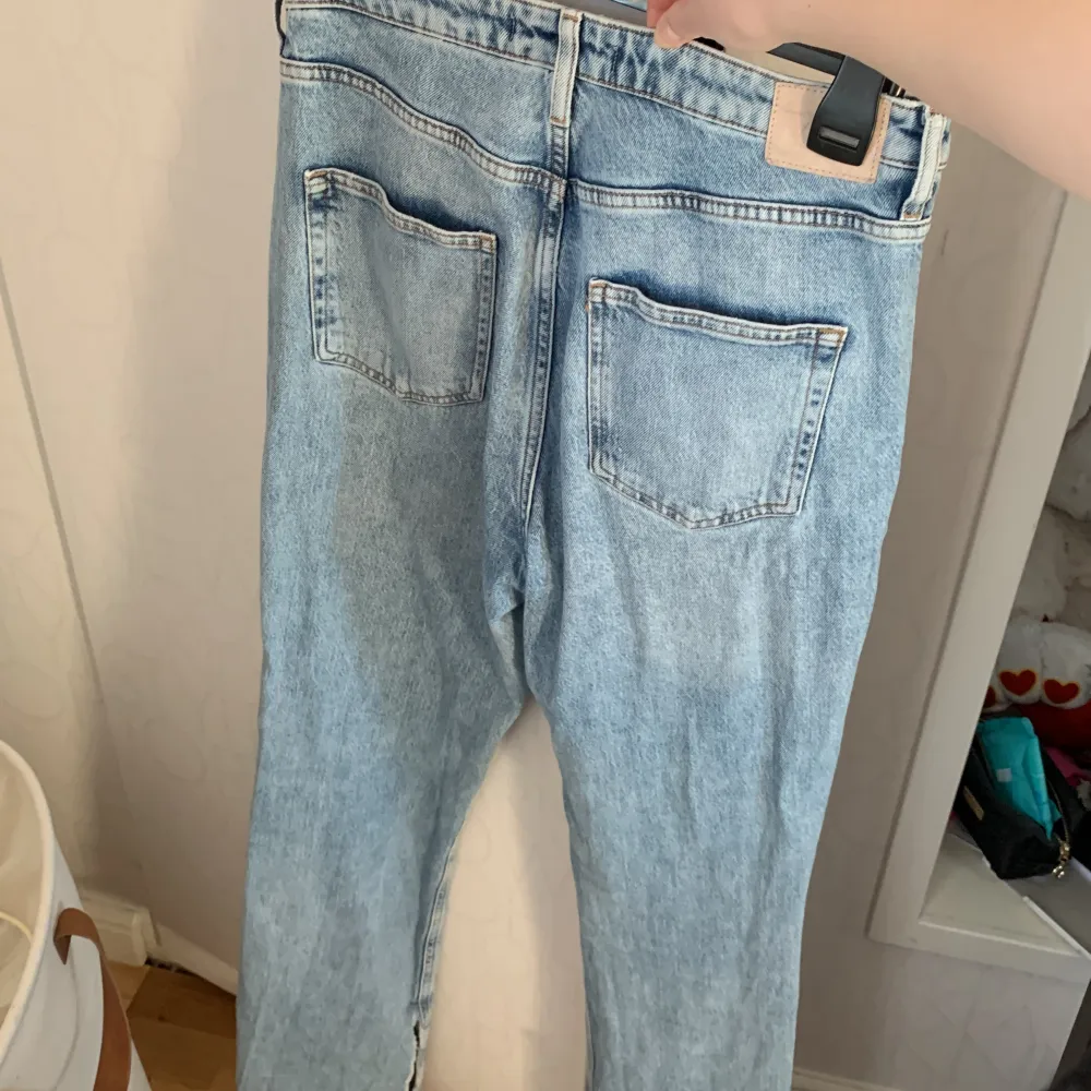 Nya jeans från Zara, perfekt för oss långa då dom är längre i benen☺️ Stl 40. Jeans & Byxor.