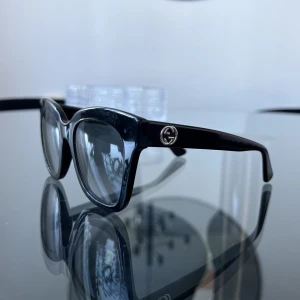 Gucci solglasögon  - Solbrillor från Gucci!  Fint skick, någon repa på bågarna 