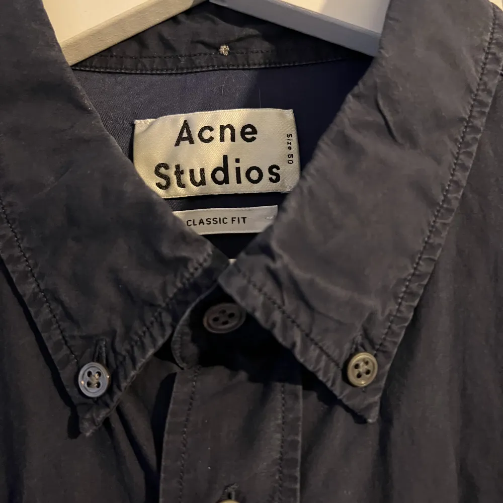 Clean Skjorta från Acne Studios i storlek 50, perfekt inför sommaren . Skjortor.