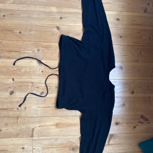 Tröja  - Svart mysig tröja från Gina med två snören som man kan knyta ihop💕 Köparen står för frakten💕