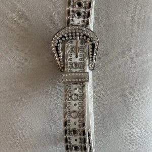 bälte  - säljer detta fina bälte! liknar bb simon. som man ser på andra bilden har den ett litet brännmärke men det syns inte när man har den på 👐 står för frakten 