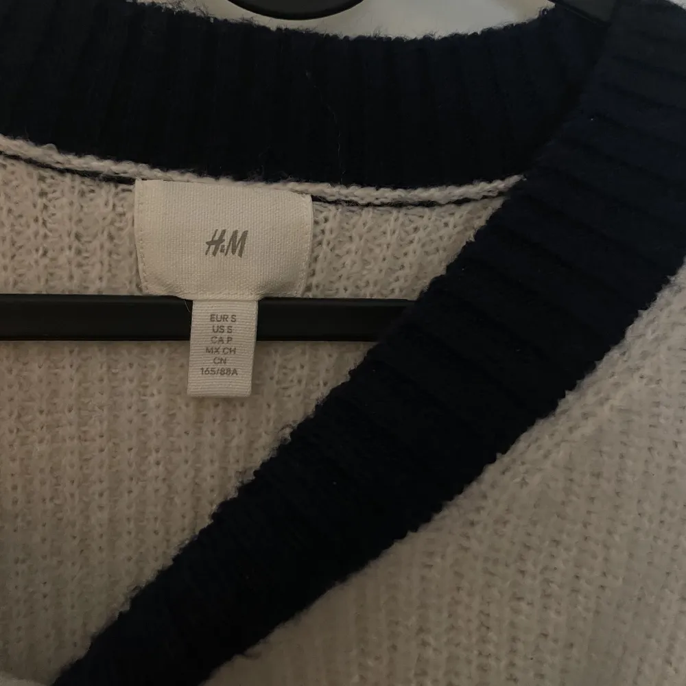Säljer min stickade tröja från H&M då den inte längre kommer till användning🤍Lite nopprig men i övrigt bra skick!. Stickat.
