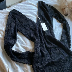nelly klänning strl xs - Helt oanvänt festklänning från Nelly med lapp kvar, strl 34 xs😊 originalpris 600kr