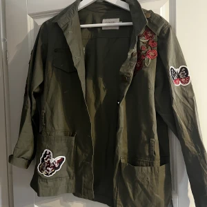 Vårjacka - Tunnare vårjacka från Cream med väldigt fina broderingar, i nyskick ☺️ 