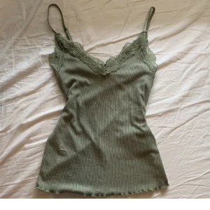 grönt linne - grönt linne som aldrig kommer till användning, lägger upp igen pga oseriösa köpare från förra ❣️frakten kostar 66kr och är spårbar! 😇