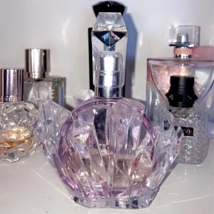 Ariana grande REM parfym - 🤍Eau de parfeum 50ml 🤍40% kvar 🤍Söt och kryddig men ändå inte för tung. 🤍 479kr ➡️ 150kr