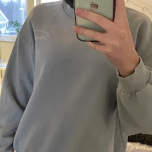 Sweatshirt - Säljer min fina sweatshirt från Gina. fin ljusblå färg, med ett litet tryck! Använd men i bra skick. Fri frakt💖