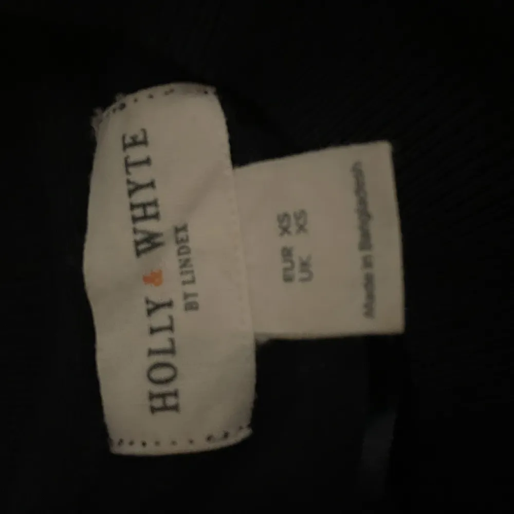 En jättefin Marinblå holly&whyte tröja med knapp detaljer vid armarna, nyskick!❤️ kommer inte till användning tillräckligt mycket. Nypris:350. Tröjor & Koftor.