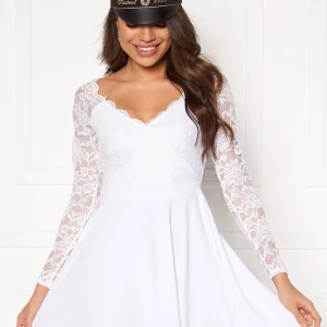 Vit klänning - Klänning från Nelly perfekt till studenten!!👩‍🎓 Inte exakt den klänningen som är på första bilden men en väldigt lik! Spets som sticker fram vid brösten, på bild 3 ser ni längd på klänningen! 🤍 Hör av er för fler bilder eller vid frågor